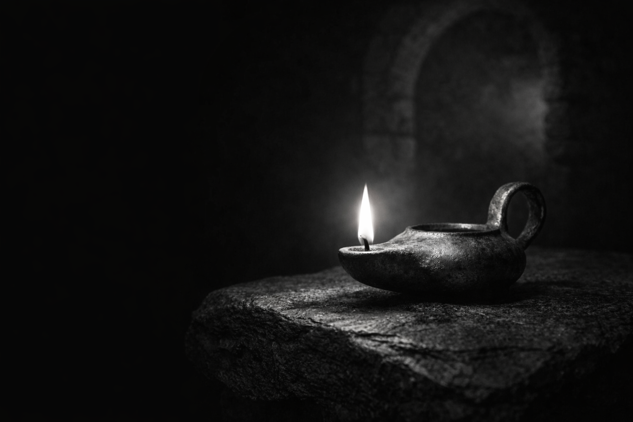 Lámpara encendida en penumbra